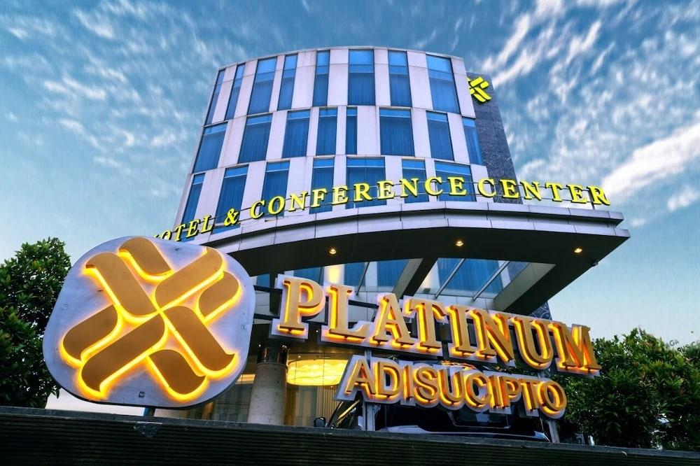 Platinum Adisucipto Hotel&Conference Center Kalasan Esterno foto