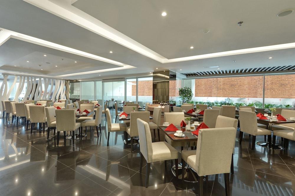 Platinum Adisucipto Hotel&Conference Center Kalasan Esterno foto