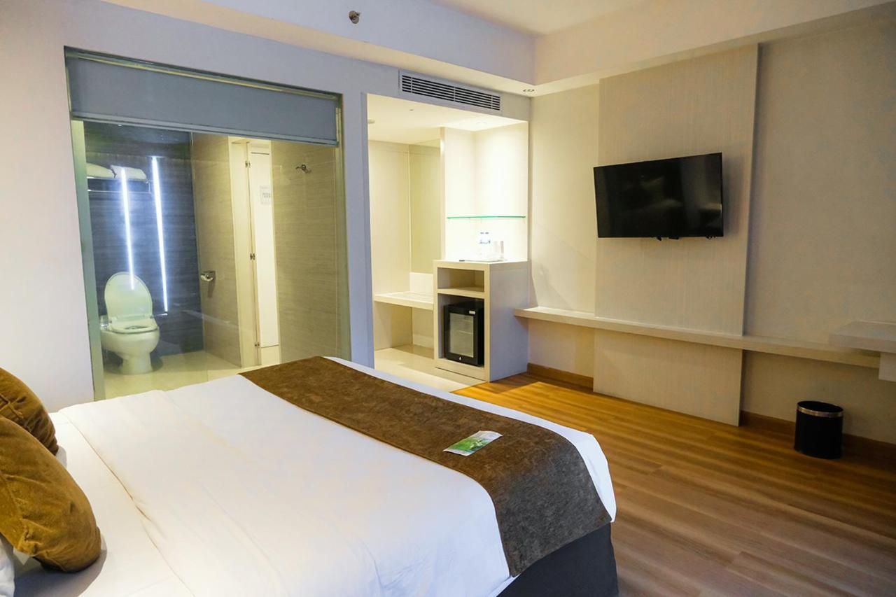 Platinum Adisucipto Hotel&Conference Center Kalasan Esterno foto