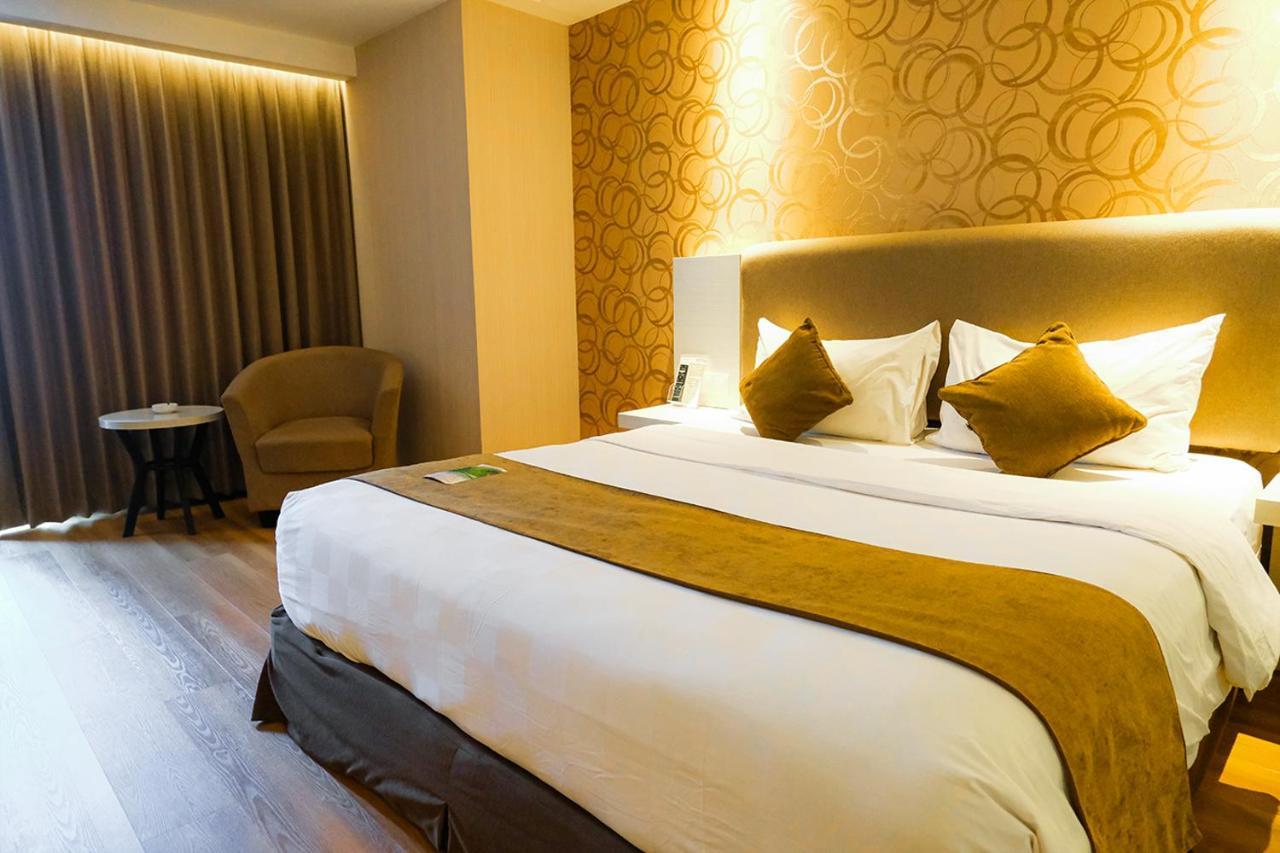 Platinum Adisucipto Hotel&Conference Center Kalasan Esterno foto