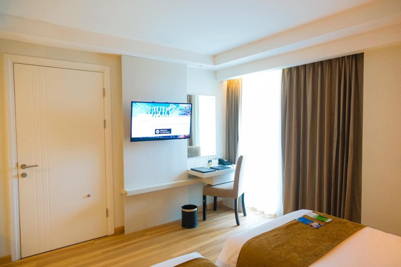 Platinum Adisucipto Hotel&Conference Center Kalasan Esterno foto