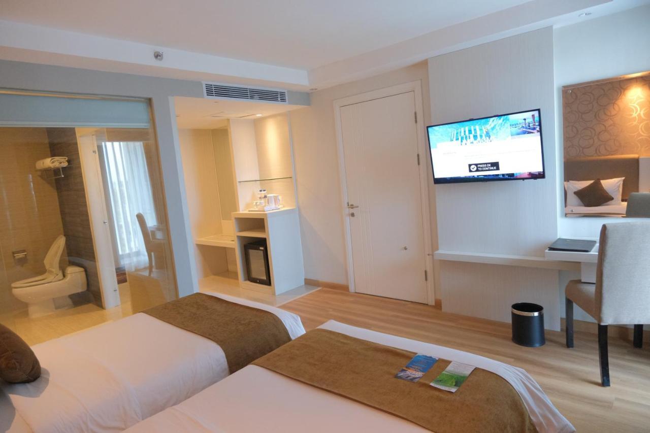 Platinum Adisucipto Hotel&Conference Center Kalasan Esterno foto