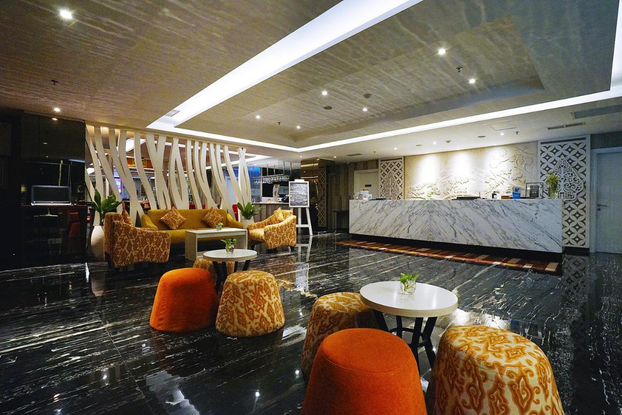 Platinum Adisucipto Hotel&Conference Center Kalasan Esterno foto