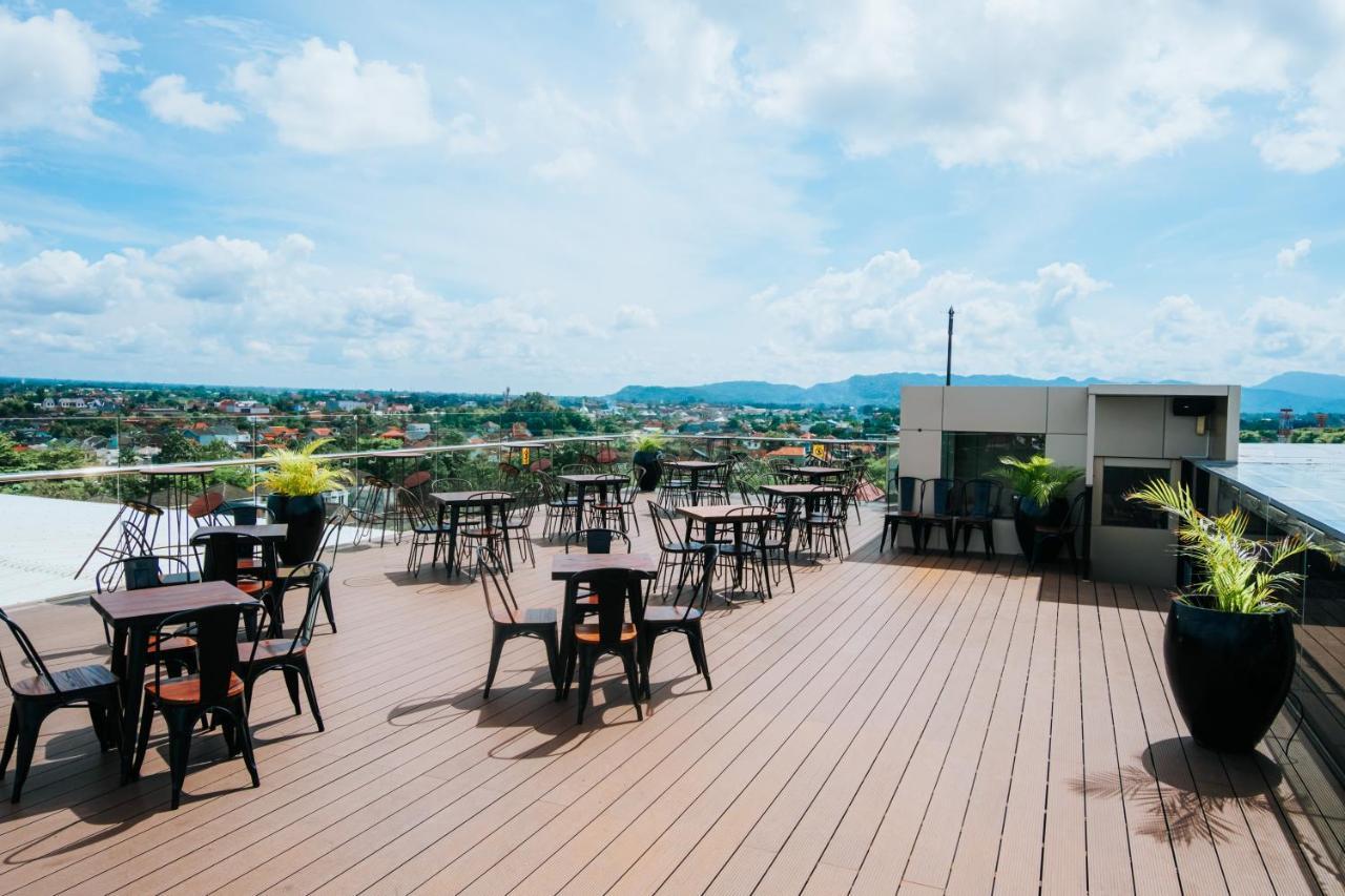 Platinum Adisucipto Hotel&Conference Center Kalasan Esterno foto