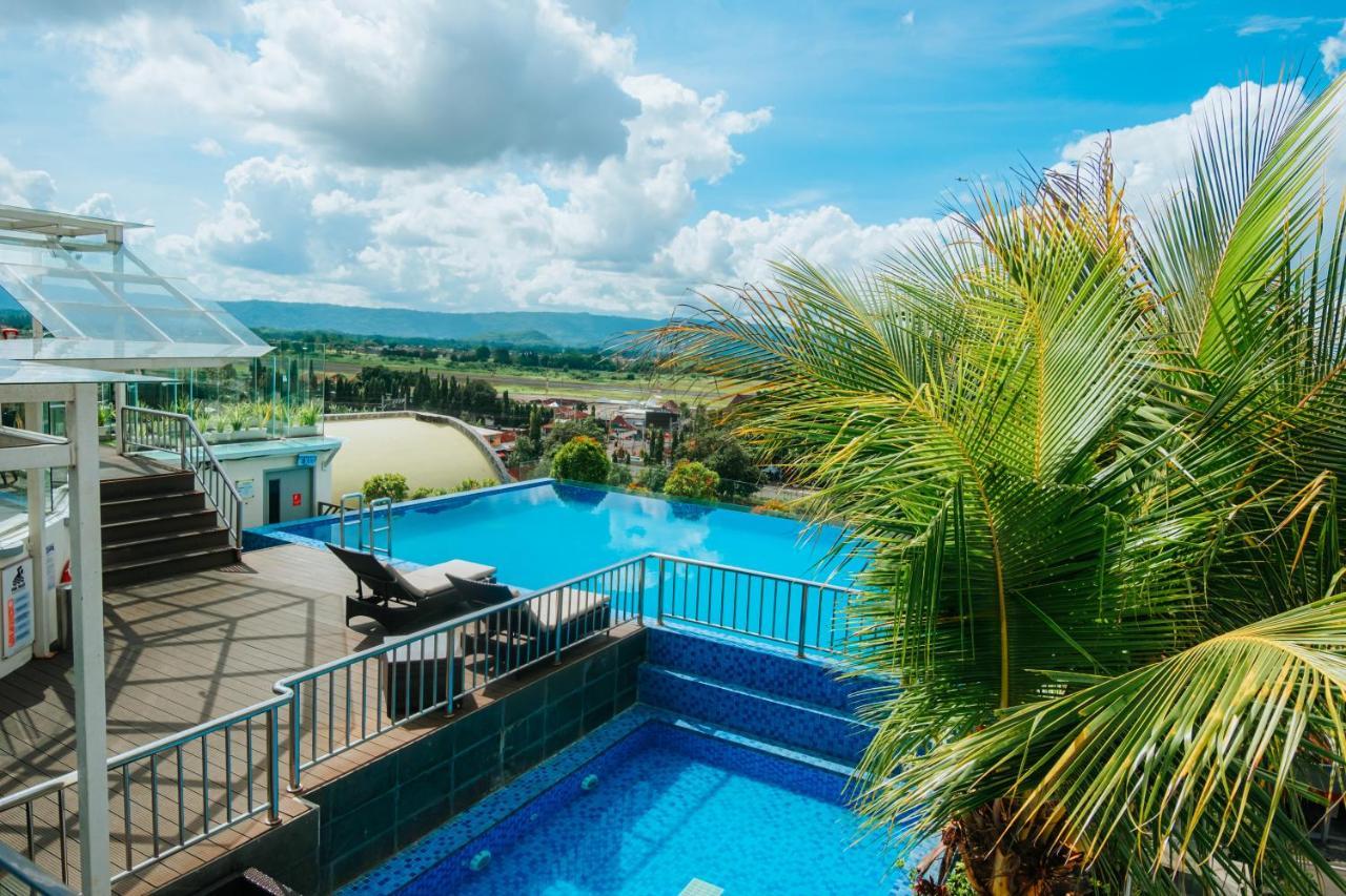Platinum Adisucipto Hotel&Conference Center Kalasan Esterno foto