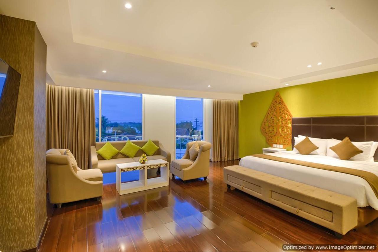 Platinum Adisucipto Hotel&Conference Center Kalasan Esterno foto