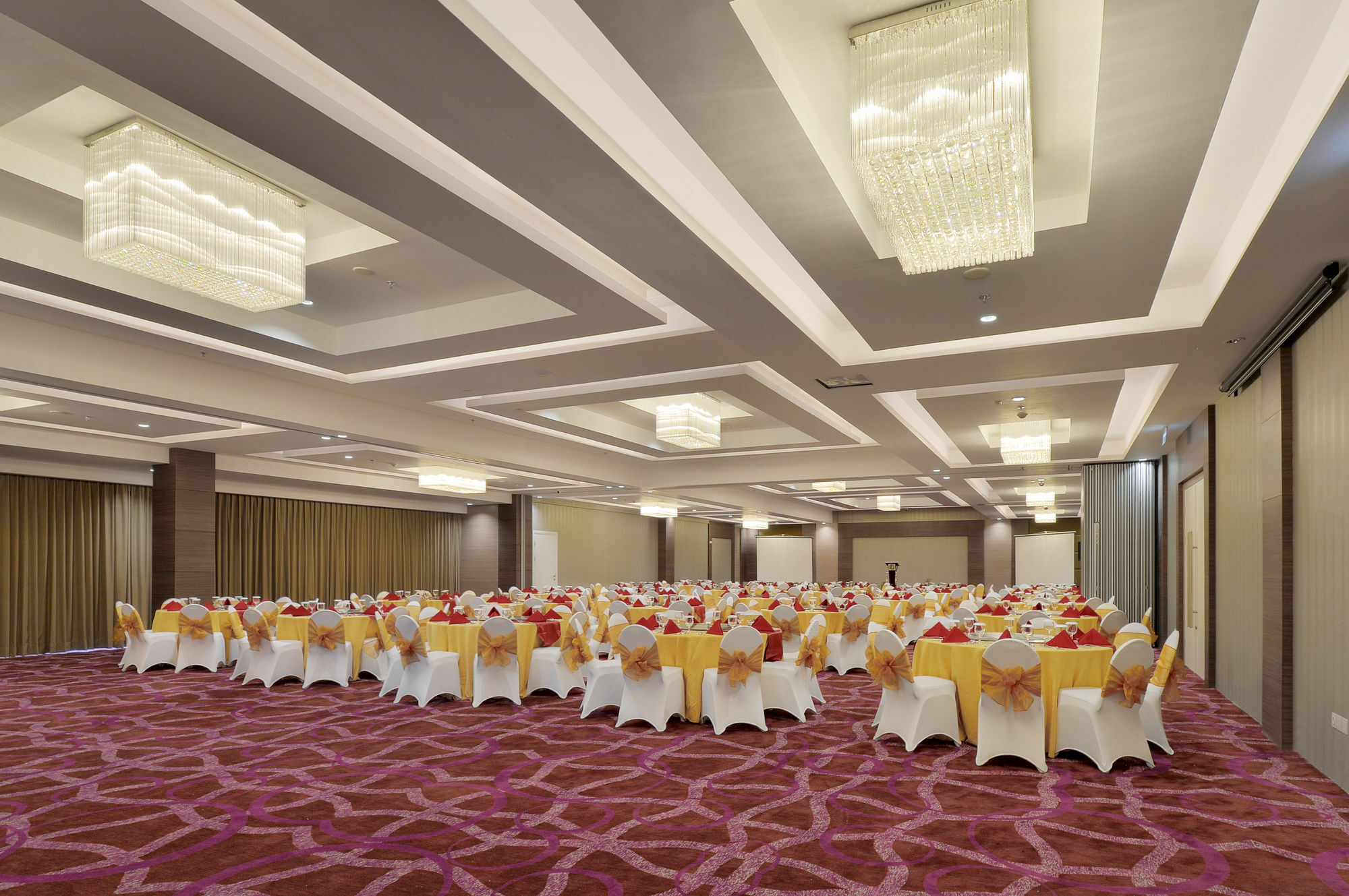 Platinum Adisucipto Hotel&Conference Center Kalasan Esterno foto